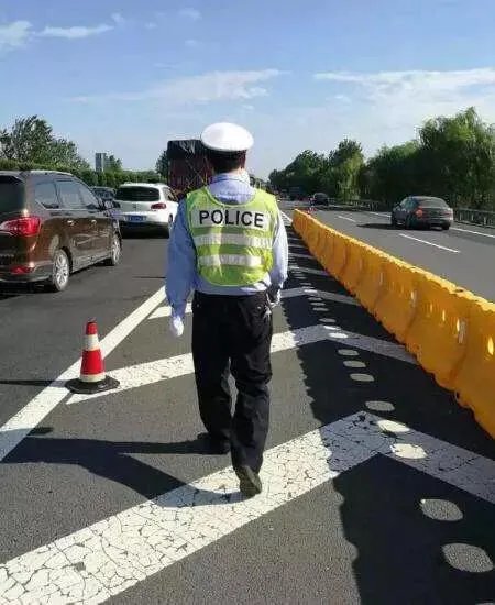 在高速上对向车道出事故,交警可以翻越隔离带去处理事故吗?