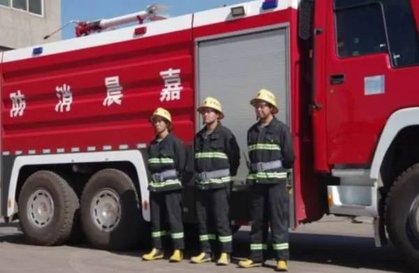 女孩考进消防队和男友成了战友,消防队的责任是什么?