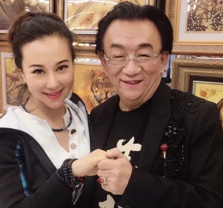 侯耀华霸占弟弟遗产,收2位身材火辣的女徒弟,被指晚节不保,怎么回事?