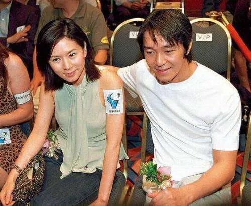 周星驰坎坷的一生,他为什么不结婚?