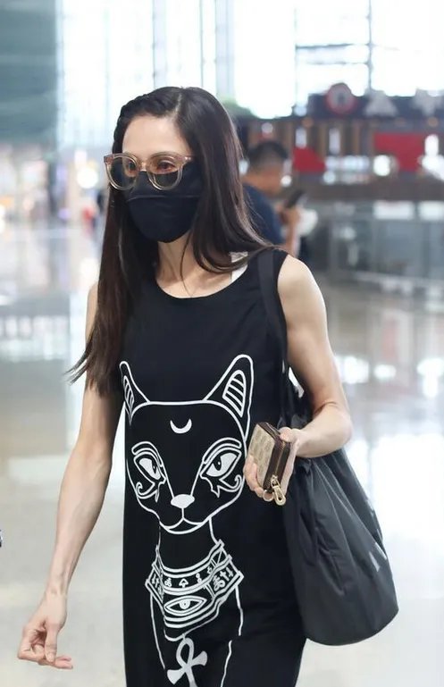 李若彤穿背心裙走机场,肌肉紧致有型没有年龄痕迹,你爱了吗?
