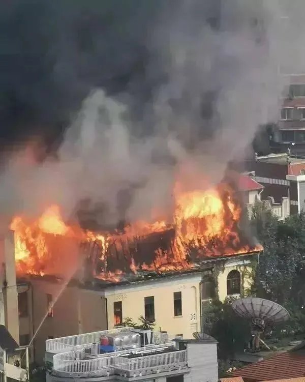 武汉百年饭店发生火灾:屋顶烧穿浓烟滚滚,暂无人员伤亡, 你怎么看?