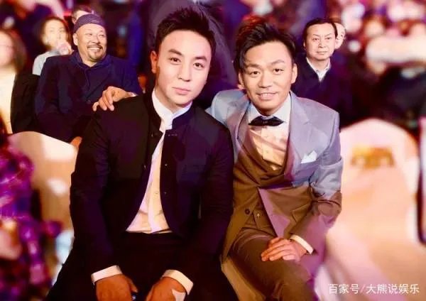 王宝强释小龙时隔多年再同框，画风奇特身高成最大硬伤。你怎么看？