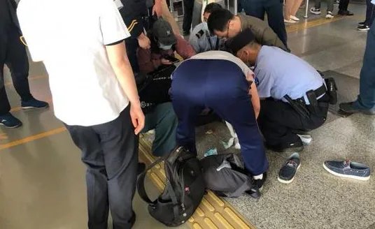 男子北京地铁突然晕倒，抢救无效死亡，成年人的压力究竟有多大？