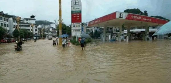 四川乐山洪水拦腰截断大桥是怎么回事?