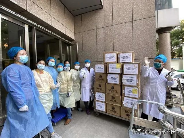 易建联向武汉多家医院共计捐赠11250套防护服,你怎么评价这位中国男篮领袖的行为?