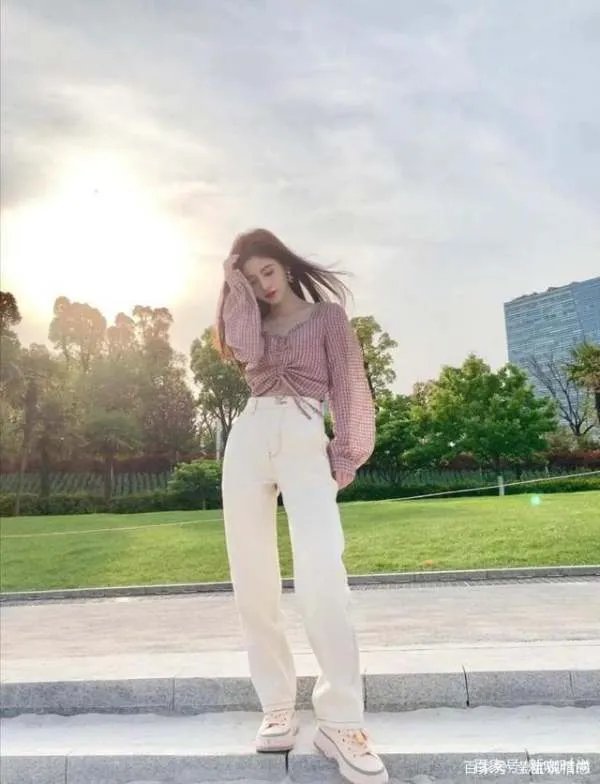 服了杨钰莹的“冻龄感”,露脐上衣搭长裤,身材比少女还少女!你怎么看?