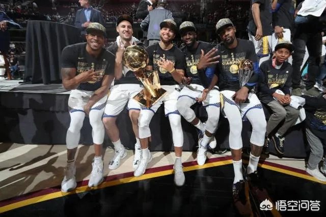 NBA总决赛G4,第四节全队都给库里喂球,是不是想帮他拿FMVP?