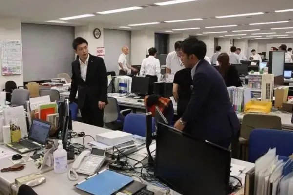 男子下班被领导按住电梯要求加班,后续来了:获赔偿离职!如何解读此事?
