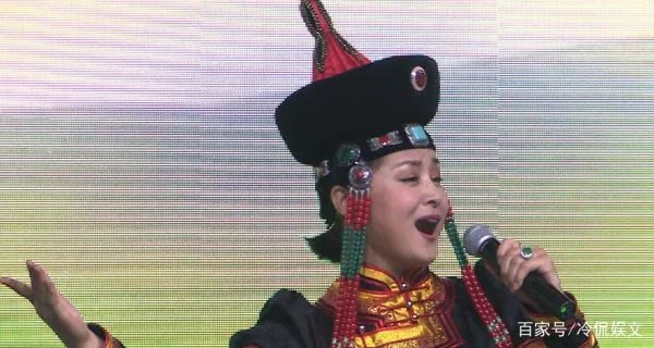 于月仙晒老公合影，现实的她气质高雅像个贵妇，她平时有多美？