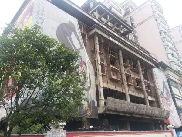 重庆南山豪华别墅群变鬼城,烂尾楼还要烂多久?