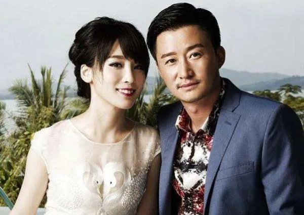 吴京谢楠牵手散步,结婚多年,他们是如何相处的?
