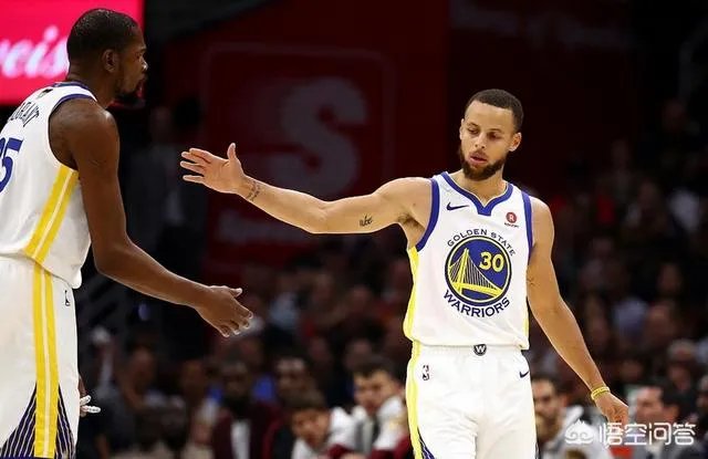 NBA总决赛G4,第四节全队都给库里喂球,是不是想帮他拿FMVP?