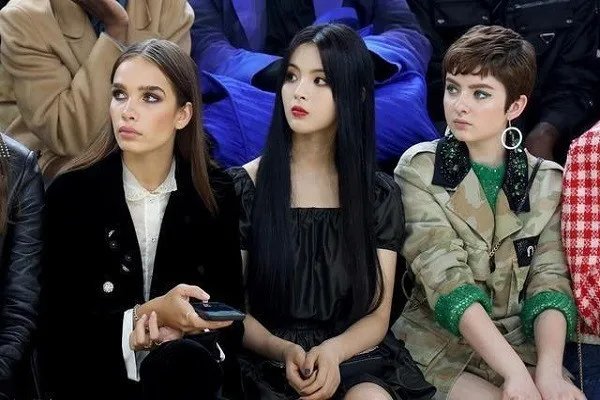 杨超越巴黎看秀穿搭风格被赞,村花是如何变成女王的?