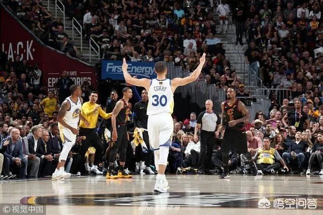 NBA总决赛G4,第四节全队都给库里喂球,是不是想帮他拿FMVP?