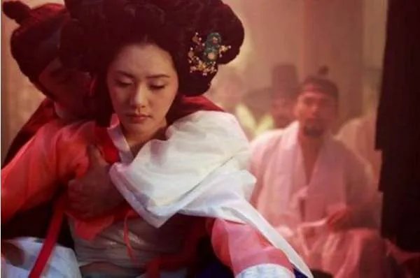 唯一不遭国人反感的韩星，被家人嫌弃远嫁中国，蹲地洗衣带娃获赞，她是谁?