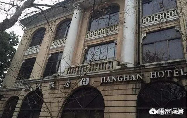 武汉百年饭店发生火灾:屋顶烧穿浓烟滚滚,暂无人员伤亡, 你怎么看?