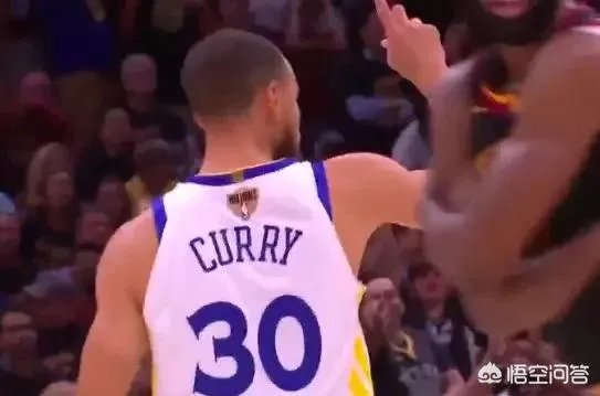 NBA总决赛G4,第四节全队都给库里喂球,是不是想帮他拿FMVP?