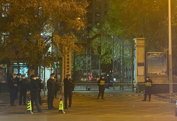 北京2学校封闭管理,家长深夜送衣,这两所学校为何采取封闭管理?