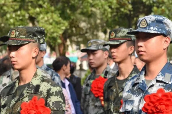 新兵入伍亲属可以拍照留念吗