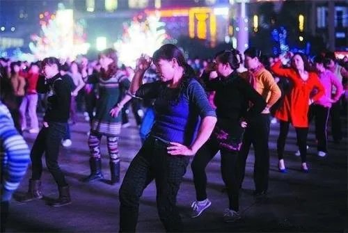 杨丽萍广场舞因为爱着你引热潮 视频在网上引起争相围观！