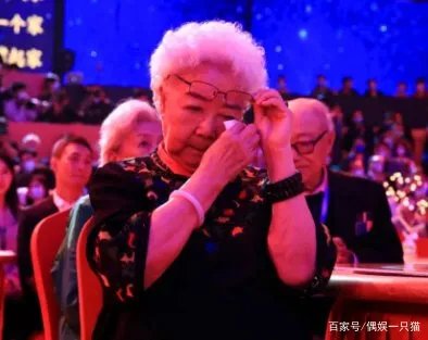 93岁田华北影节悼念去世演员,巩俐感动落泪,现场其他演员的情绪如何?