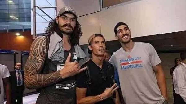 怎么和NBA巨人合影不嫌小？