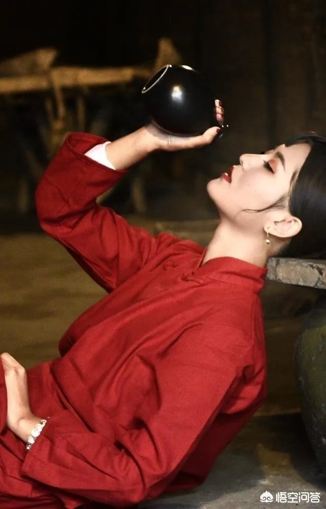 上联：孤月难熬星陪伴，如何对下联？