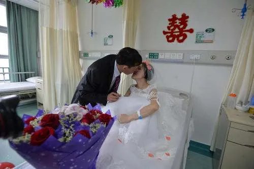 男子病房向患癌女友求婚，这是不是真正的爱情？