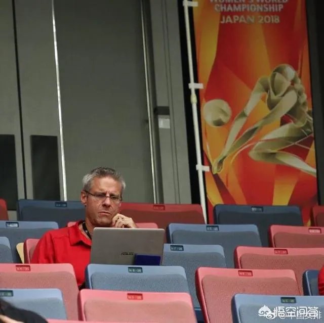 中国女排vs俄罗斯，美国女排主教练基拉里现场观战，全程脸严肃，你如何评价？
