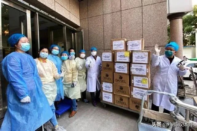 易建联向武汉多家医院共计捐赠11250套防护服,你怎么评价这位中国男篮领袖的行为?