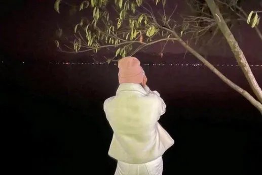 吉克隽逸手机掉进西湖里了，她本人作何反应？