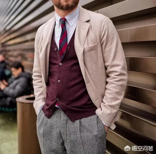 对于冬季流行的男士毛衣来说,如何穿出时尚的感觉?
