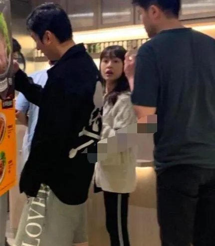 王思聪新女友正面照曝光,身材依然娇小,为何与之前的网红脸不同?