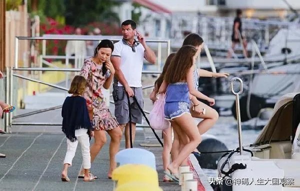 惨遭亿万富豪默多克起诉离婚后,邓文迪为何还能做社交女王?