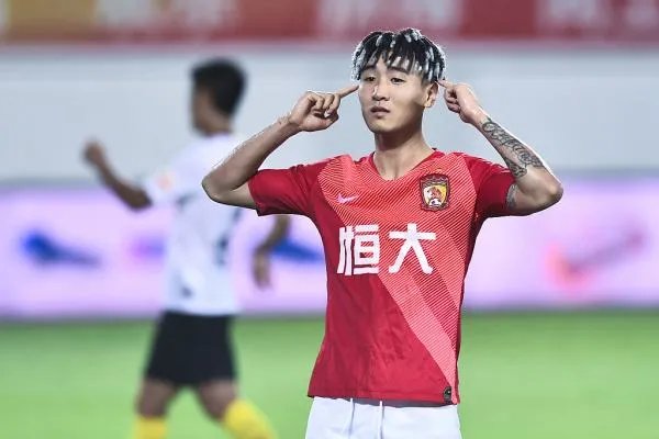 韦世豪与武磊相比，谁的能力强一些？