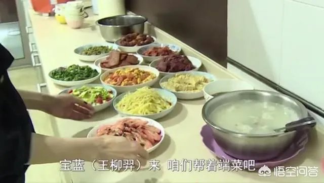 IG队员宿舍餐曝光,10多盘菜引鲁豫双手点赞,对此你怎么看?