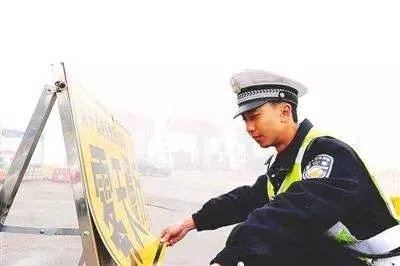在高速上对向车道出事故,交警可以翻越隔离带去处理事故吗?