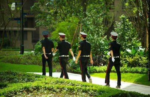 一物业擅自将10年闲置房借他人住,物业是否该赔偿业主?