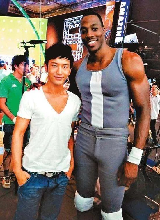 怎么和NBA巨人合影不嫌小?