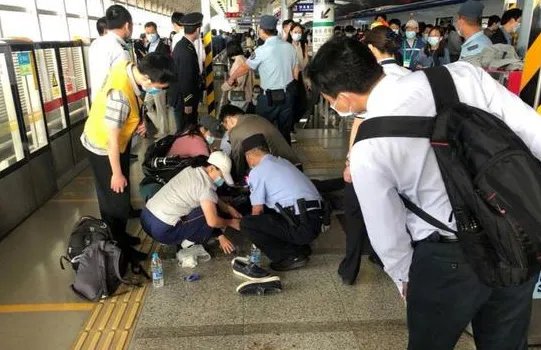 男子北京地铁突然晕倒,抢救无效死亡,成年人的压力究竟有多大?