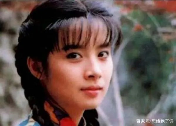 岳翎:与男友分手7年后同剧飙戏,为爱永久退隐,52岁近况如何?