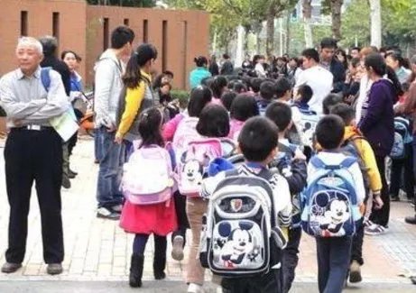 如何看待学校不得强制或暗示购买指定资料这项规定?