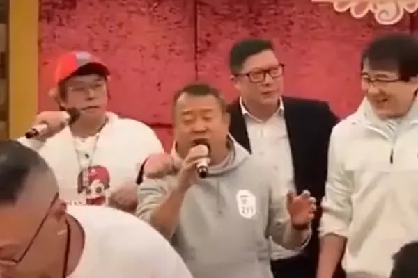成龙曾志伟等人亲密聚会被曝光，疫情期间为何还不听劝阻私下聚会？