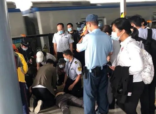 男子北京地铁突然晕倒,抢救无效死亡,成年人的压力究竟有多大?