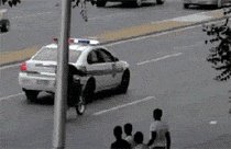 来宾一男子驾车撞警车，致一辅警受伤, 你怎么看？