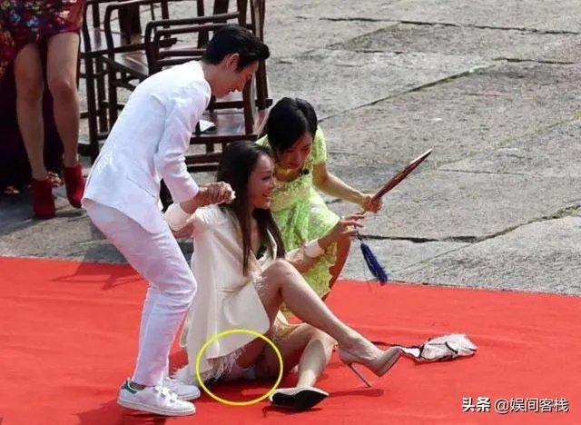有哪些明星在走红毯时的尴尬事令你捧腹大笑?