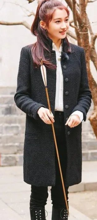 难怪关晓彤一直不穿“墨汁裤”,看她穿上后的腿型,这是认真的吗?