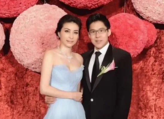 郭晶晶现身商场被网友偶遇又是素颜,为何她外出基本都是素面朝天?