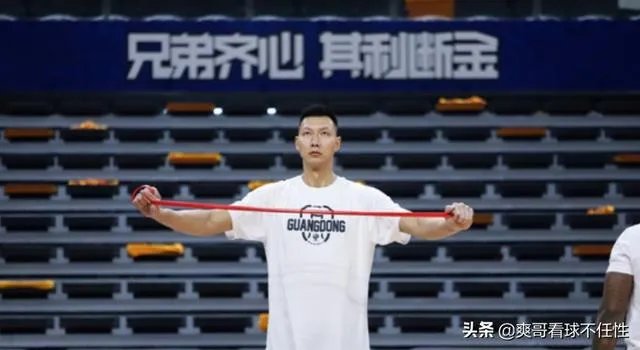 易建联向武汉多家医院共计捐赠11250套防护服,你怎么评价这位中国男篮领袖的行为?